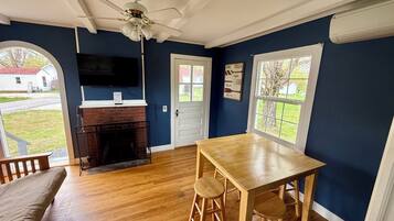 Een televisie en een open haard