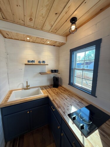 Eden Village Cottage 6 in Bar Harbor, minutes to Acadia & Downtown, Sleeps 6.