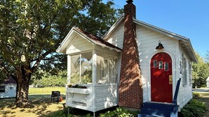 A small white building with a red door and a brick chimney. - Eden Village Cottage 6 in Bar Harbor, minutes to Acadia & Downtown, Sleeps 6. (Bar Harbor)