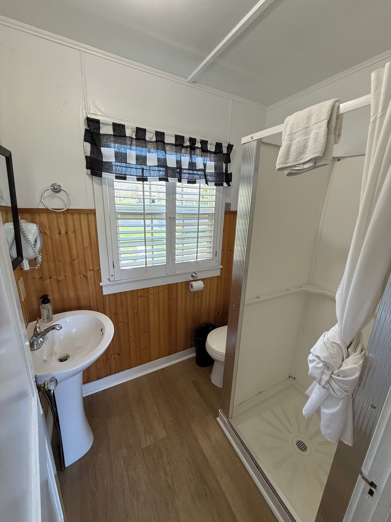 Een douche, een haardroger, handdoeken