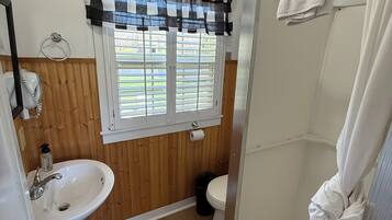 Een douche, een haardroger, handdoeken