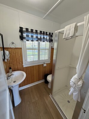 Dusche, Haartrockner, Handtücher