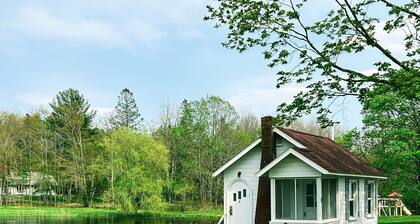 Charming cottage in Bar Harbor - Cozy fireplace, Kitchen, AC & Wi-Fi - Sleeps 6.