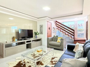 Villa | Living area | TV - Casa de Andréa com piscina - Campeche (Florianopolis)