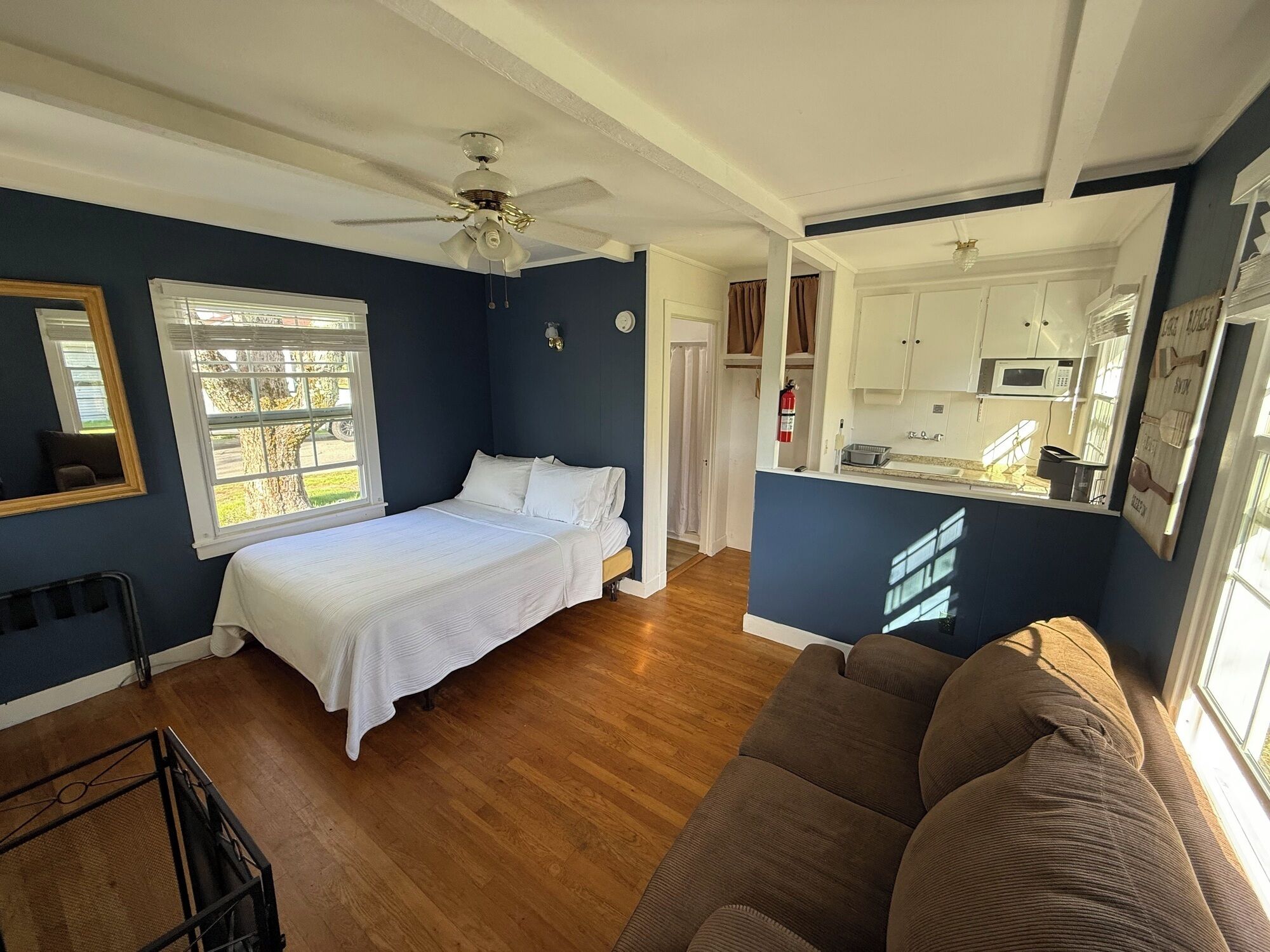 Iron/ironing board, WiFi, bed sheets