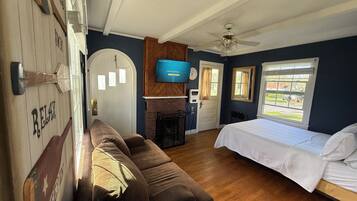 Een strijkplank/strijkijzer, wifi, beddengoed