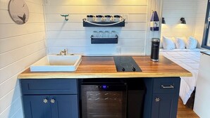 Kaffetrakter/tekoker, kjøleskap, mikrobølgeovn og kokeplater