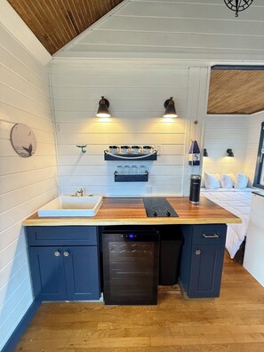 Fridge, microwave, stovetop, coffee/tea maker - Cozy studio cottage at Eden Village Bar Harbor Minutes to Acadia National Park & Downtown Bar Harbor - Sleeps 4 (Bar Harbor)