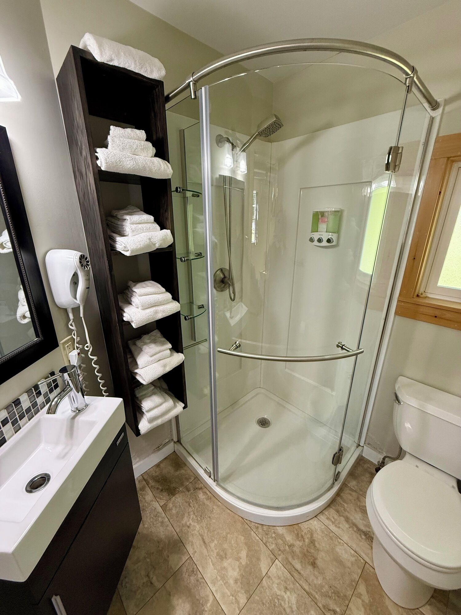 Een douche, een haardroger, handdoeken