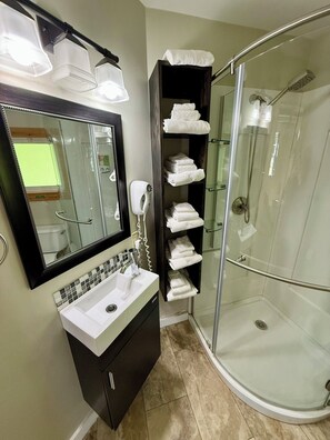 Shower, hair dryer, towels - Charming Lakeside Cottage in Bar Harbor - Minutes to Acadia National Park and Downtown (Sleeps 6-8) (Bar Harbor)