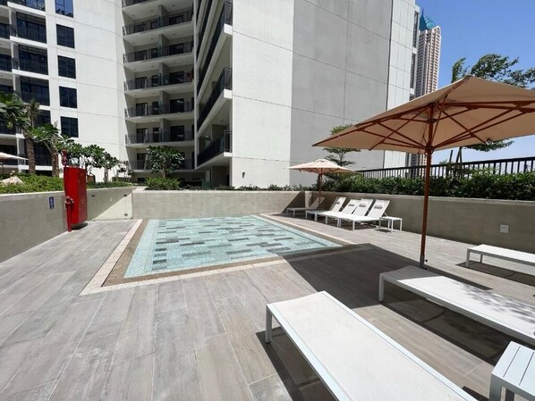 Outdoor pool - 1BHK in Business Bay. Canal View (Dubai)