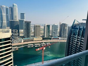 Exterior - 1BHK in Business Bay. Canal View (Dubai)