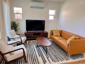 Living area - Modern Oasis near SoFi Stadium (Los Angeles)