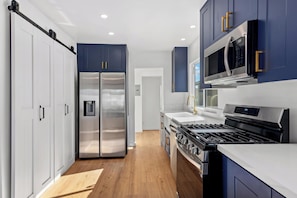 Fridge, microwave, oven, stovetop - Modern Oasis near SoFi Stadium (Los Angeles)