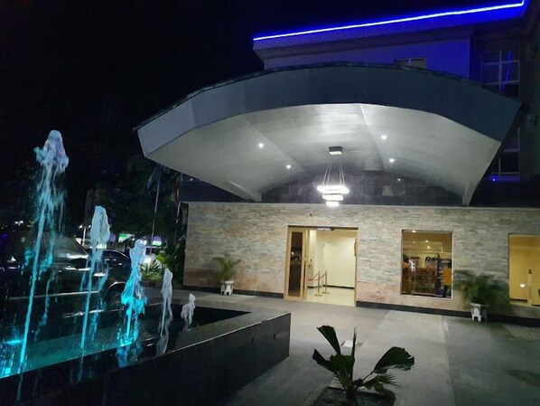 Framhlið gististaðar – að kvöld-/næturlagi