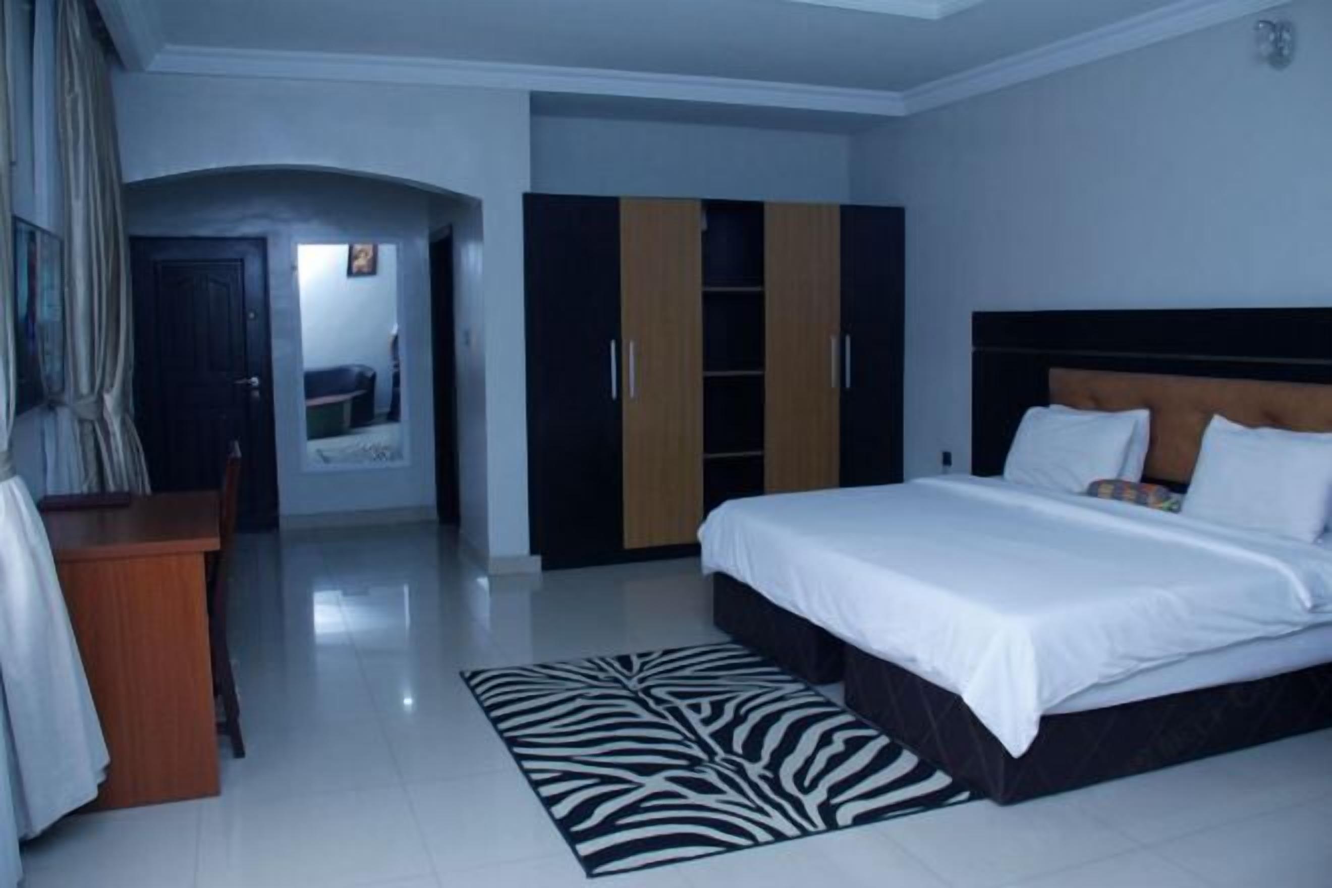 Een bureau, een laptopwerkplek, verduisterende gordijnen