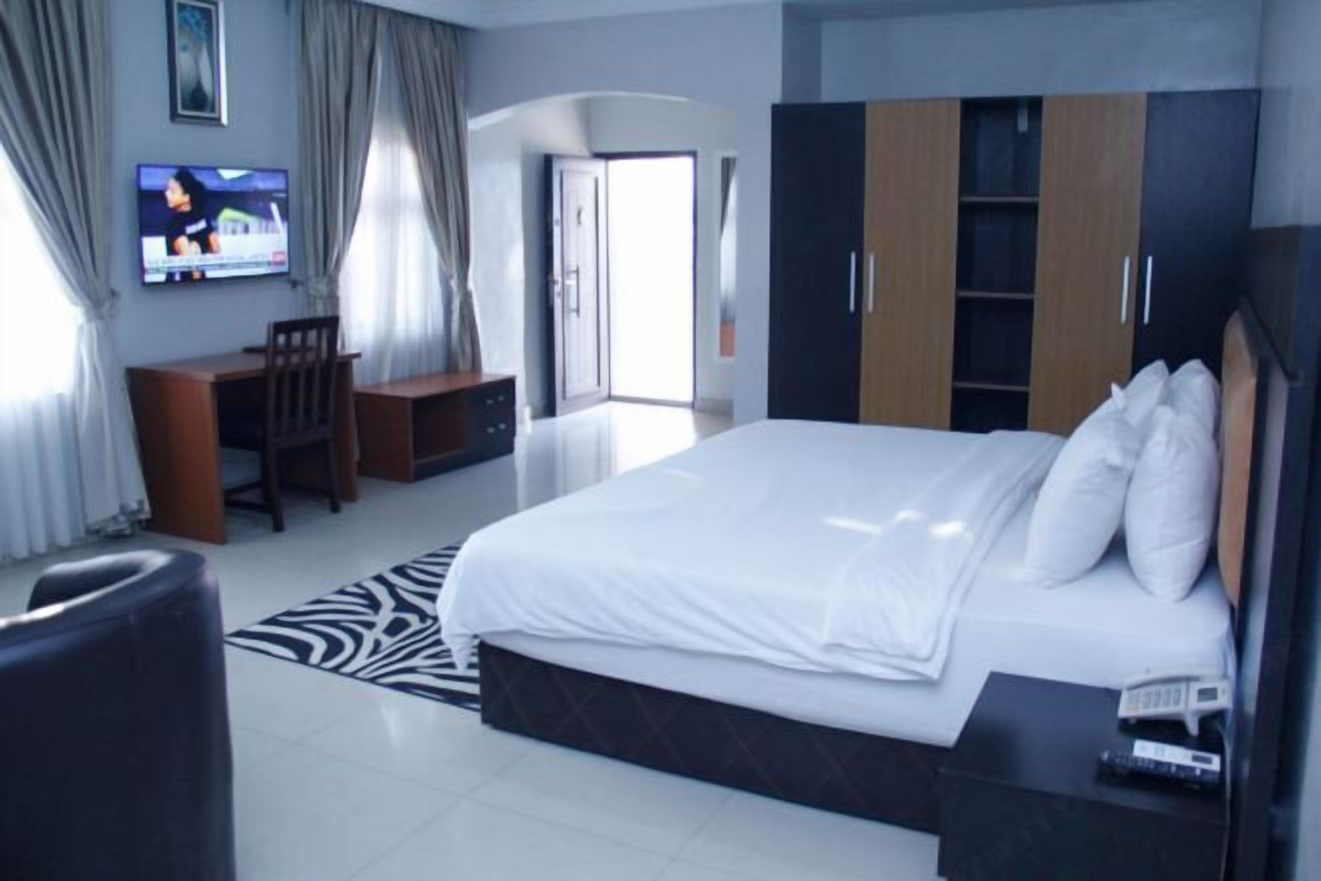 Een bureau, een laptopwerkplek, verduisterende gordijnen