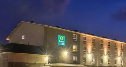 Hotel in Grimsby - Comfortable Stay Near Niagara Falls with Free Breakfast