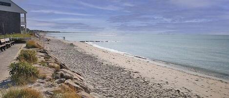 Plage à proximité, chaises longues, serviettes de plage
