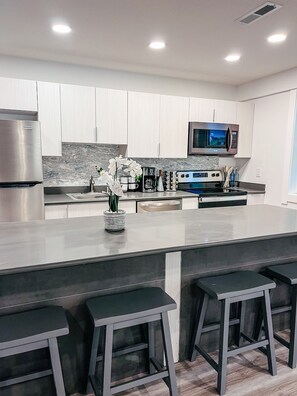 Microondas, horno, placa de cocina, lavavajillas