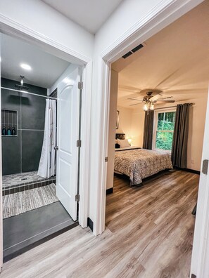 3 habitaciones, tabla de planchar con plancha, cuna de viaje y wifi