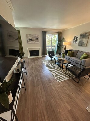 Smart TV - Beverly Hills Vibe 1 BR Apt + Parking, Pool Access (Beverly Hills)