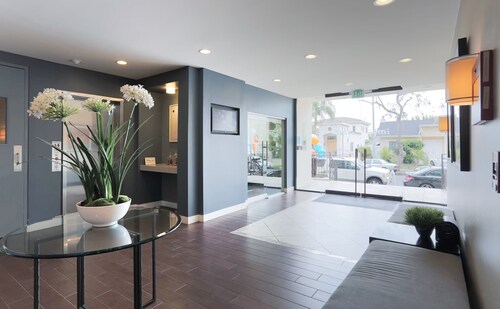 Beverly Hills Vibe 1 BR Apt + Parking, Pool Access
