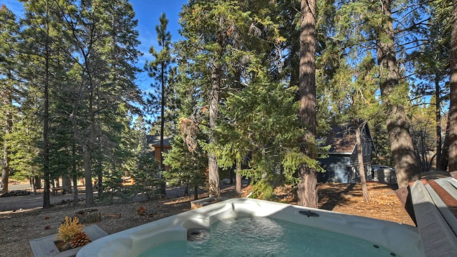 Peaceful Sunshine Chalet with Hot Tub