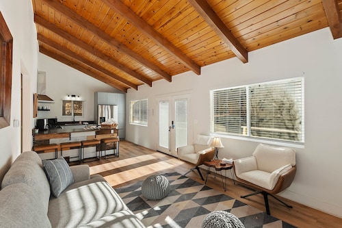 Peaceful Sunshine Chalet with Hot Tub