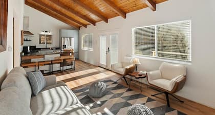 Peaceful Sunshine Chalet with Hot Tub