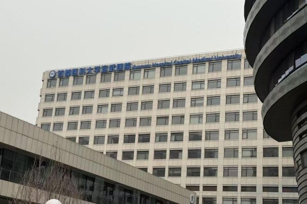 A multi-story building with a modern architectural design, featuring a prominent signage at the top. - Zaolinjie (Xuanwu Hospital Store, Niujie Subway Station, Beijing) (Beijing)