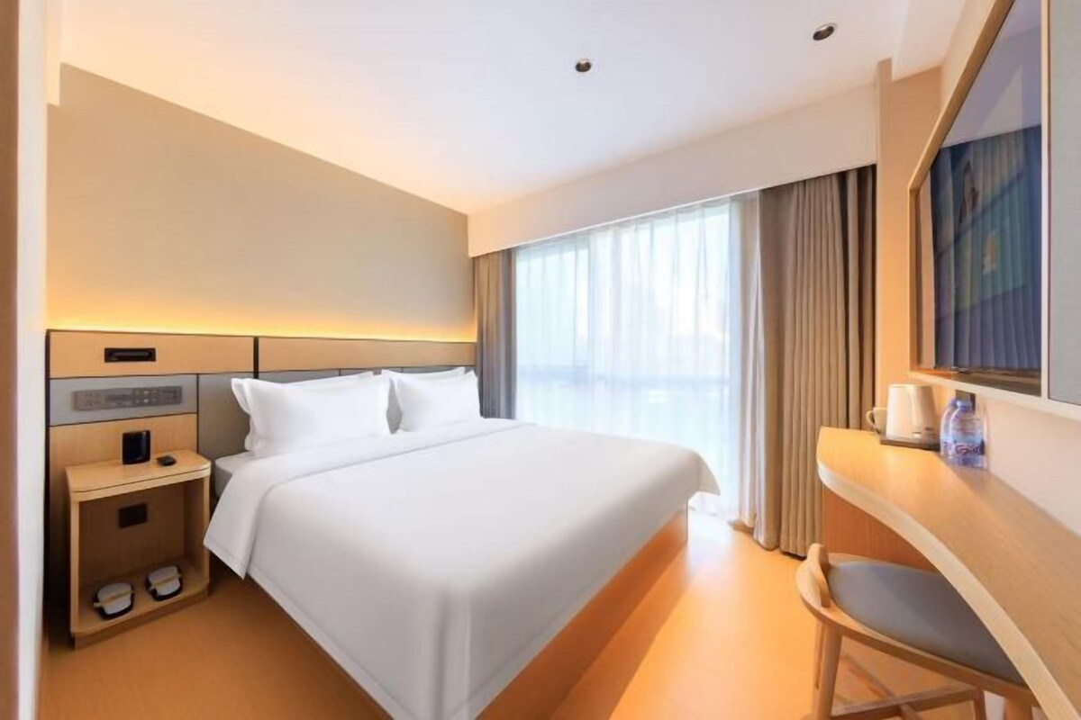 Business Queen Room
