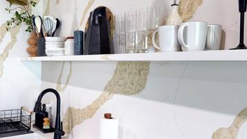 Een magnetron, een oven, een kookplaat, een koffiezetapparaat/waterkoker