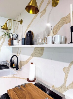 ميكروويف، فرن، موقد طهي مسطح، ماكينة لصنع القهوة/الشاي