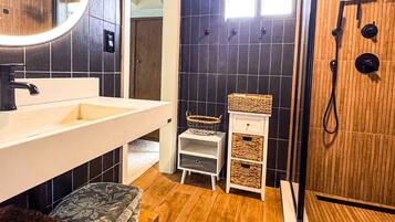 Een douche, een haardroger, handdoeken, zeep