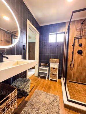 Een douche, een haardroger, handdoeken, zeep