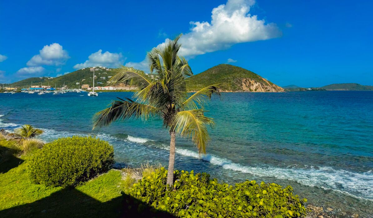På stranden, solsenger og strandhåndklær