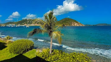 Aan het strand, ligstoelen aan het strand, strandlakens