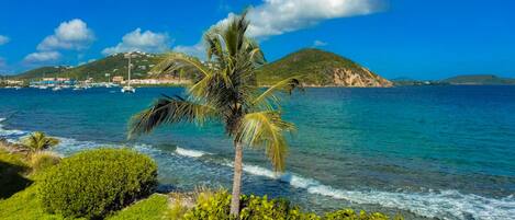 En la playa, camastros y toallas de playa