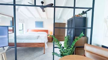 Een strijkplank/strijkijzer, wifi, beddengoed