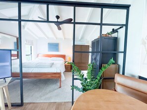 Een strijkplank/strijkijzer, wifi, beddengoed