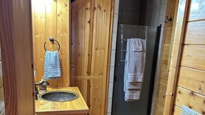 Dusj, hårføner, håndklær og såpe