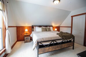 3 bedrooms, desk, iron/ironing board, free WiFi - Winter Home • Snowmobile from Driveway • Walk Town (Greenville)