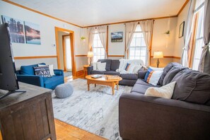 Smart TV - Winter Home • Snowmobile from Driveway • Walk Town (Greenville)