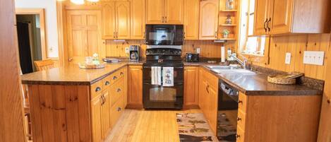 Kylskåp, mikrovågsugn, ugn och spishäll