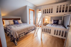 3 bedrooms, desk, iron/ironing board, free WiFi - Winter Home • Snowmobile from Driveway • Walk Town (Greenville)