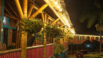 Vista frontal de la propiedad