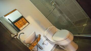 Kamar Double Comfort, balkon, pemandangan gunung | Kamar mandi | Shower, handuk, sabun, dan sampo