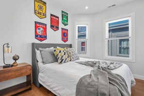 3 chambres, fer et planche à repasser, lit de bébé portatif