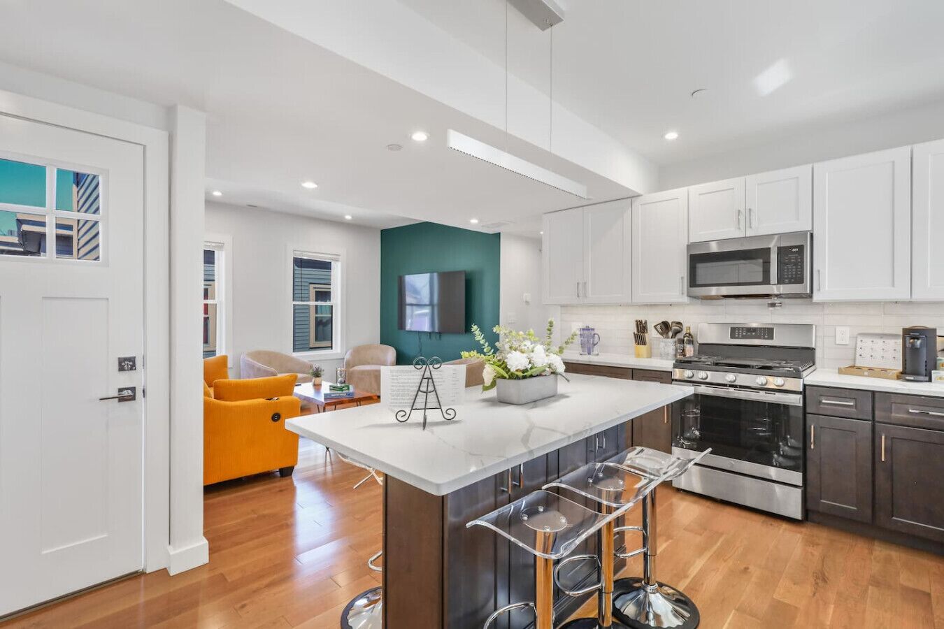 Réfrigérateur, four à micro-ondes, un four, surface de cuisson